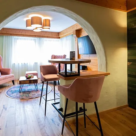 Lechlife Travelhouse 4* Reutte