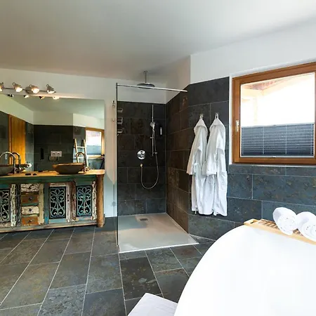 Lechlife Travelhouse 4* Reutte